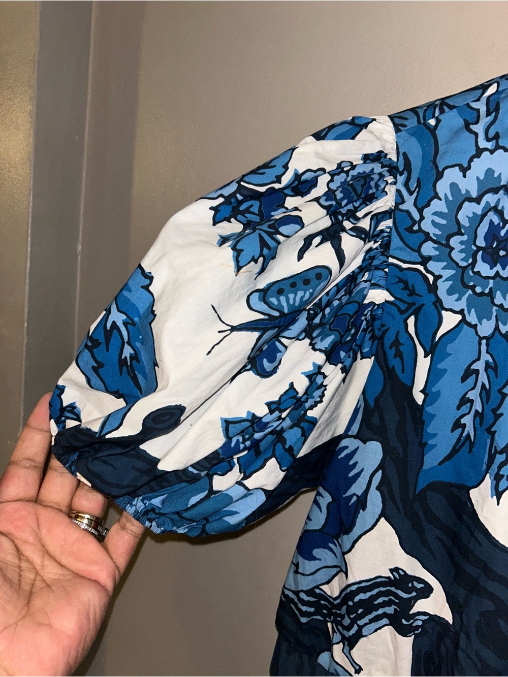 Figue Shirt - blue/white floral “Olive Printed Puff-Sleeve Top” - Picture 5 of 10